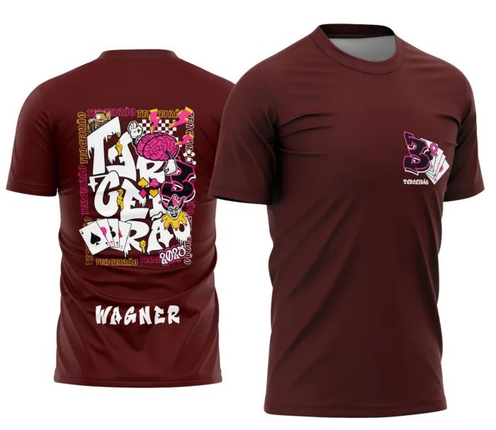 Camiseta unissex preta com logo no peito e estampa grande nas costas mostrando cartas Joker, temática terceirão, visual moderno e marcante para estudantes.