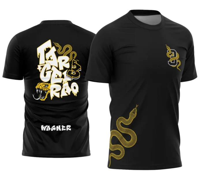 Camiseta unissex preta com logo no peito e estampa grande nas costas mostrando uma cobra amarela estilizada, perfeita para quem quer um visual ousado e marcante no Terceirão.