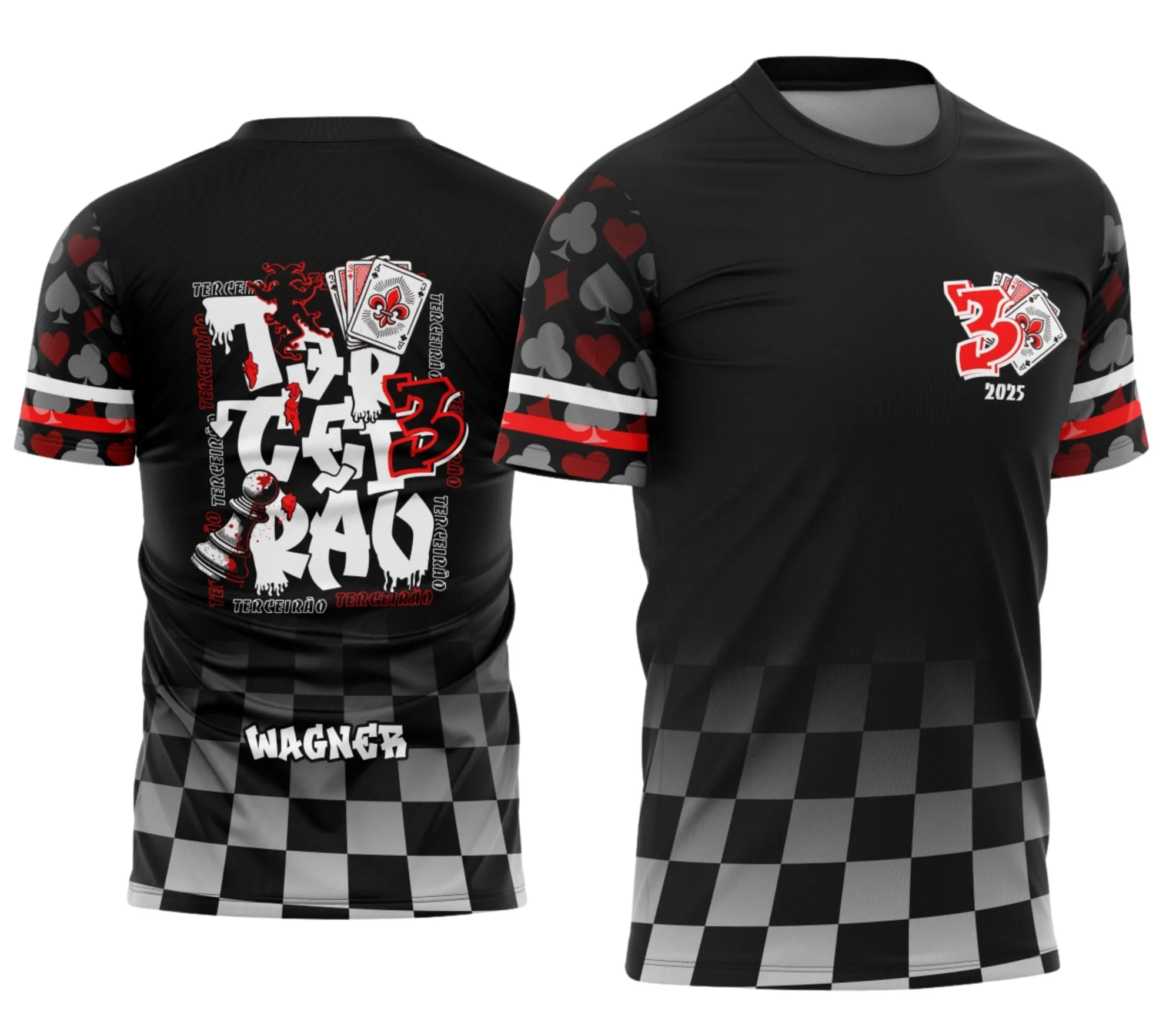 Camiseta unissex preta com logo no peito e estampa grande nas costas mostrando xadrez e cartas vintage, perfeita para eventos de terceiro ano e estilo retrô.