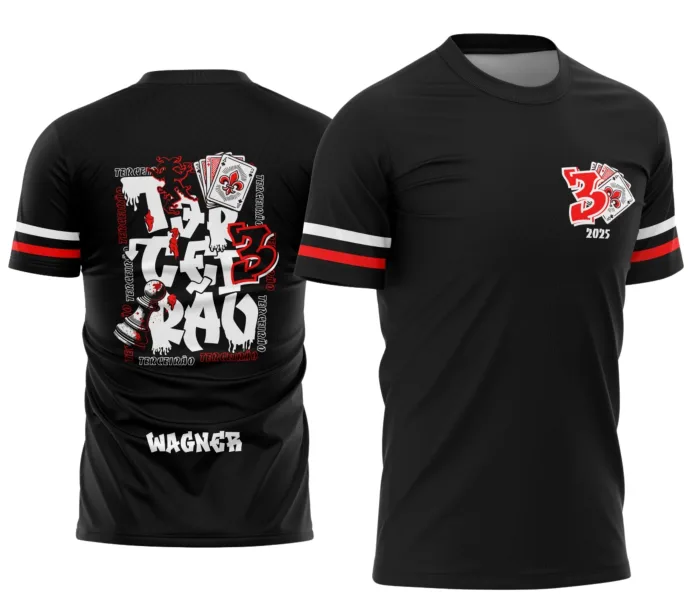 Camiseta unissex preta com logo no peito e estampa grande nas costas estilo Terceirão Cartas com padrão xadrez, ideal para quem quer um visual moderno e descolado.