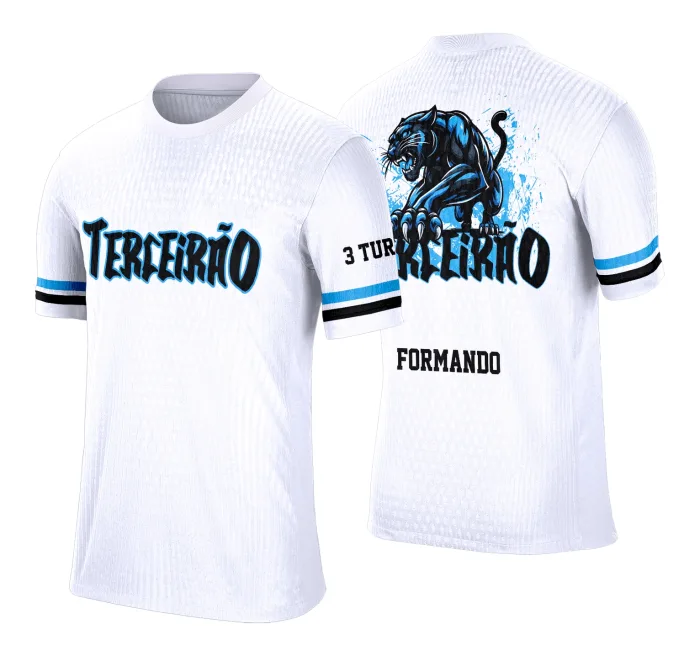 Camiseta unissex preta com logo no peito e estampa grande nas costas inspirada em pantera para Terceirão, destacando estilo e personalidade para jovens nesta fase especial.