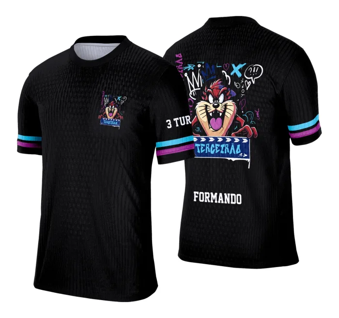 Camiseta unissex preta com logo no peito e estampa grande nas costas inspirada em Terceirão Taz Mania, perfeita para fãs e eventos escolares.