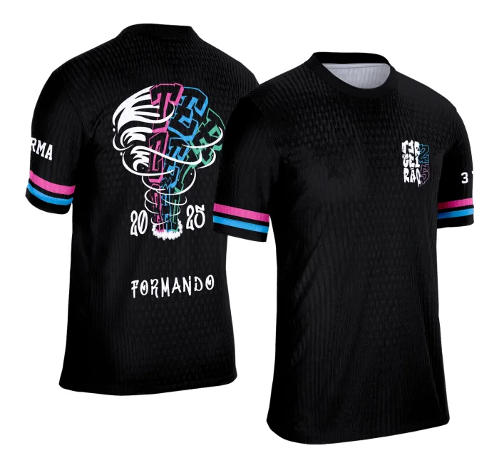 Camiseta unissex preta com logo no peito e estampa grande nas costas, tema Terceirão Furacão, design impactante e moderno, ideal para estudantes em clima de formatura.