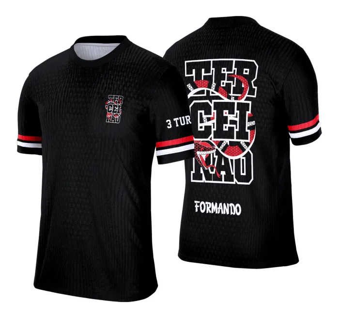 Camiseta unissex preta com logo no peito e estampa grande nas costas, tema grafitte de uma cobra vermelha vibrante, estilo urbano e moderno.