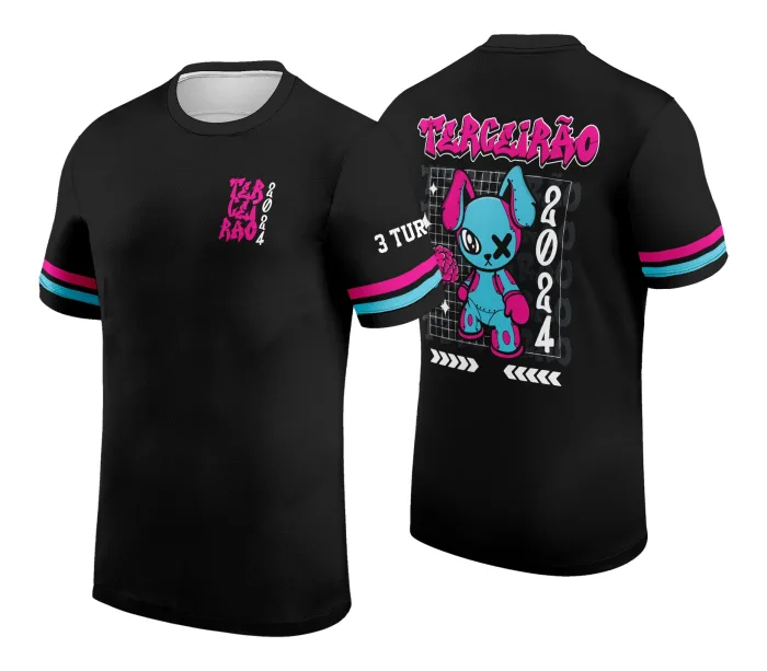 Camiseta unissex preta com logo no peito e estampa grande nas costas com tema Coelho Terceirão, ideal para celebrar a turma finalista com estilo moderno e marcante.