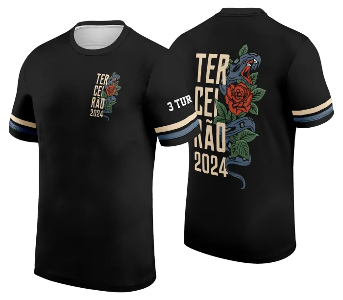 Camiseta unissex preta com logo no peito e estampa grande nas costas mostrando cobra e flor, design exclusivo para turma do terceirão, estilo moderno e único.
