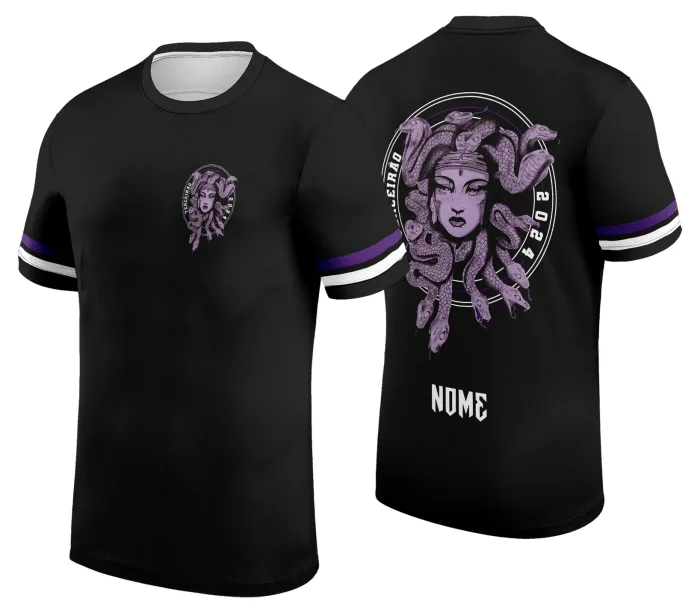 Camiseta unissex preta com logo no peito e estampa grande nas costas inspirada em Medusa, exclusiva para turma do terceirão 2026, com design moderno e vibrante.