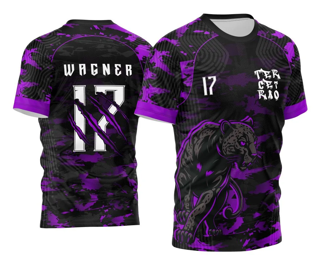 Camiseta unissex preta com logo no peito e estampa grande nas costas com tema Pantera Negra em camuflagem para turma Terceirão 2026, design moderno e estiloso.