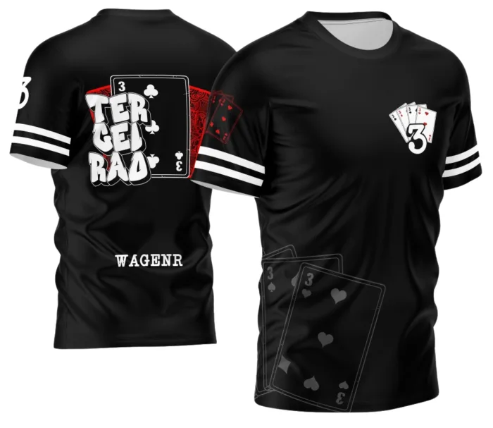 Camiseta unissex preta com logo no peito e estampa grande nas costas mostrando nipes de cartas, ideal para turma do Terceirão.