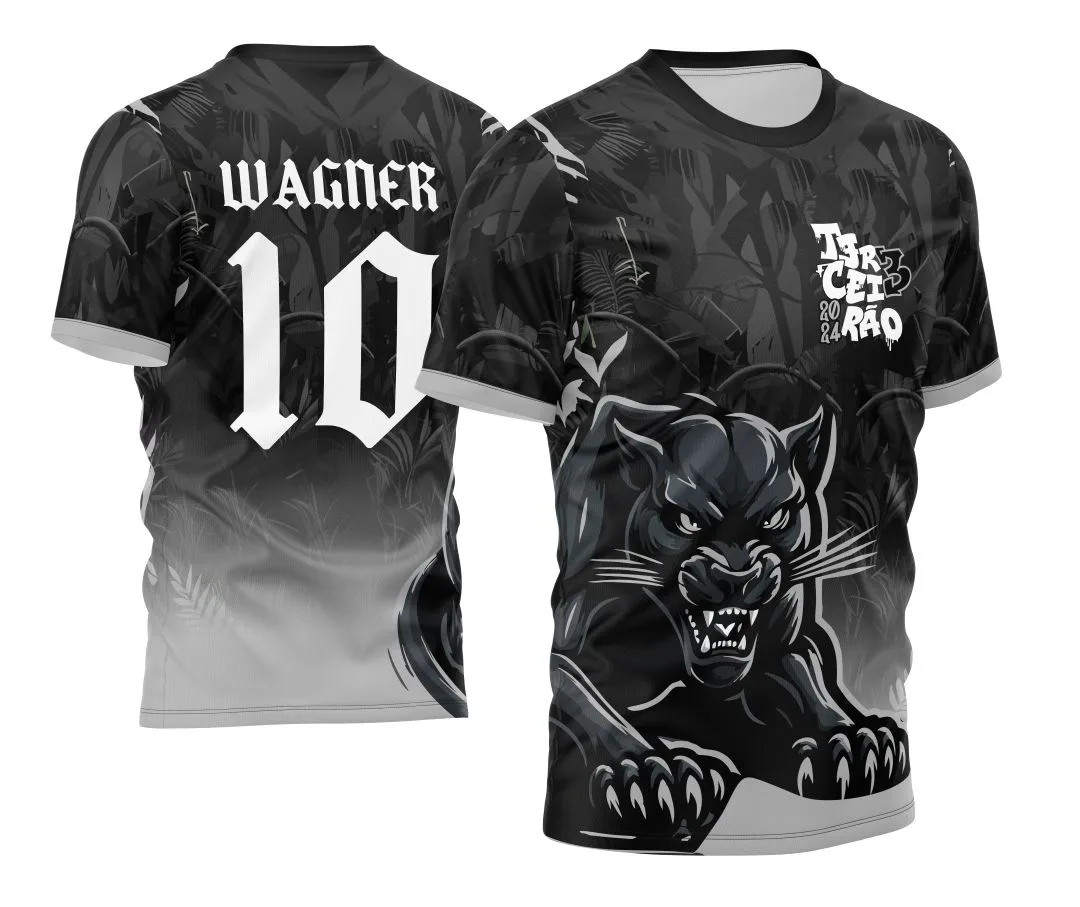Camiseta unissex preta com logo no peito e estampa grande nas costas do Terceirão Pantera Negra em efeito degradê moderno, perfeita para quem quer estilo e personalidade.