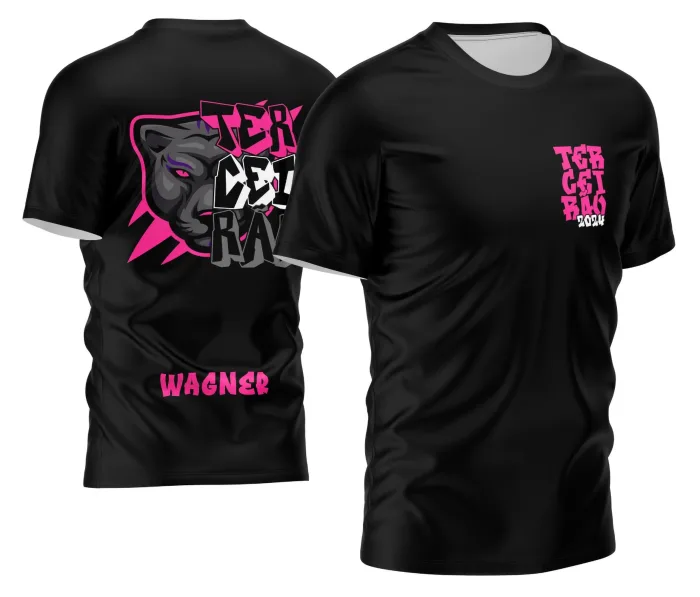 Camiseta unissex preta com logo no peito e estampa grande nas costas inspirada na Camisa de Terceirão modelo 8, trazendo um visual moderno e marcante para estudantes.