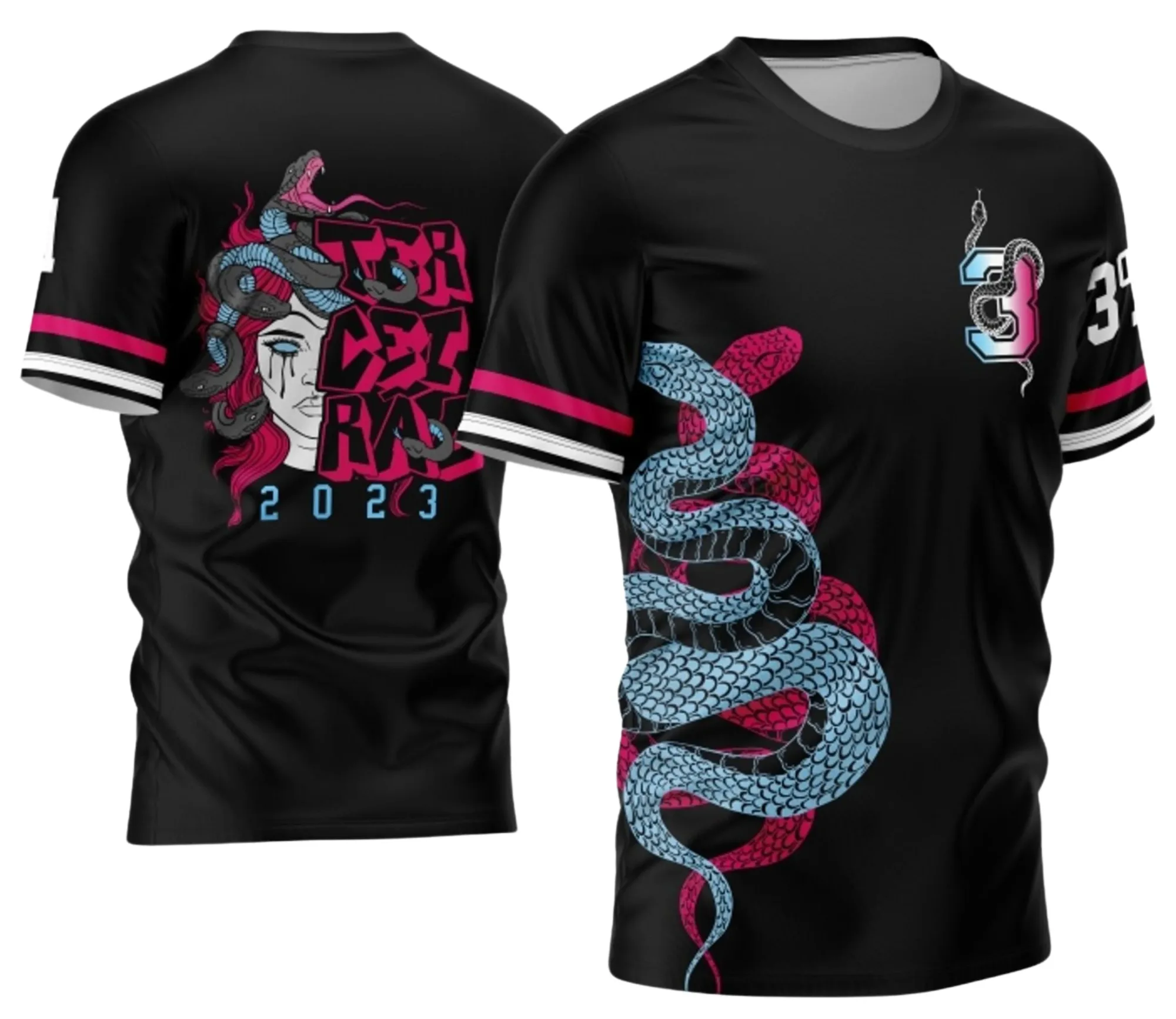 Camiseta unissex preta com logo no peito e estampa grande nas costas mostrando uma Medusa cercada por cobras, design impactante e moderno para terceirão.