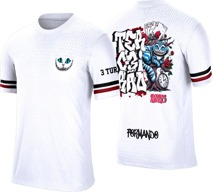 Camiseta unissex preta com logo no peito e estampa grande nas costas com tema Terceirão Wonderland Vintage, design retrô e impactante para estudantes comemorarem o último ano